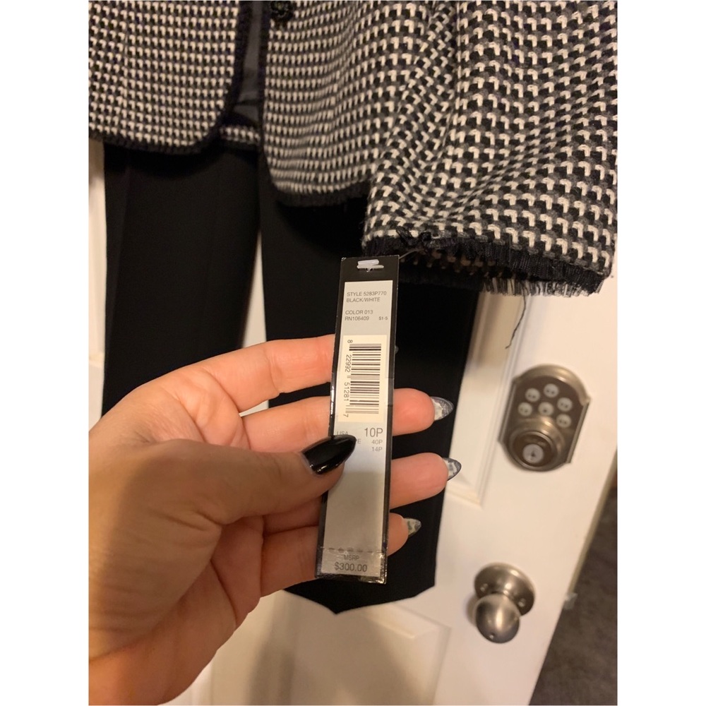 Tahari 2 piece suit - Picture 3 of 3